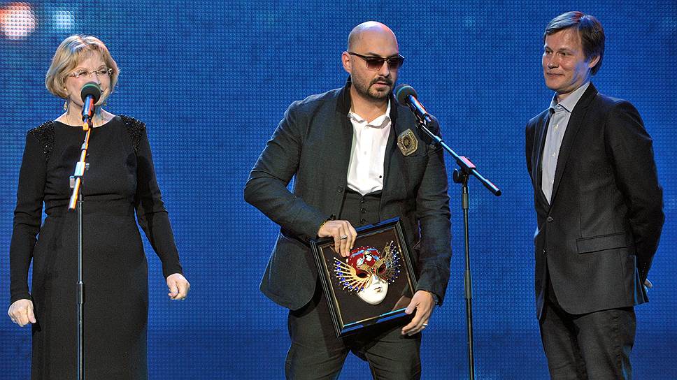В 2012 году режиссер получил театральную премию «Золотая маска» за спектакль «Отморозки». Он поставлен по мотивам романа Захара Прилепина «Санькя» и признан «лучшим спектаклем малой формы» в тот год. Кирилл Серебренников также награжден премиями ТЭФИ (1999) и «Хрустальная Турандот» (2014), призами «Кинотавр» (2006, 2016), «Ника» (2019) и Франсуа Шале Каннского кинофестиваля (2016) На фото: актеры Людмила Максакова, Игорь Гордин (справа) и режиссер Кирилл Серебренников