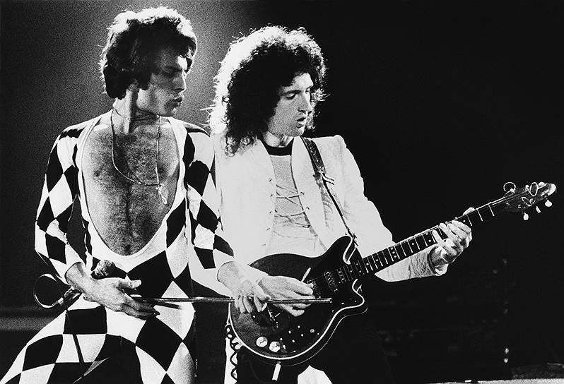 «Я даю не концерты, а устраиваю модные показы» В 1975 году Queen гастролировала в Японии. Музыканты были удивлены горячим приемом японских поклонников группы. Гитарист группы Брайан Мэй вспоминал: «У нас был некоторый успех в Англии и США, но мы никогда раньше не видели такого фанатизма и обожания. Вдруг в Японии мы стали ощущать себя настоящими звездами, такими как The Beatles. Люди встречали нас криками восторга, что было для в новинку». С тех пор Фредди Меркьюри влюбился в Японию и стал коллекционером японского искусства