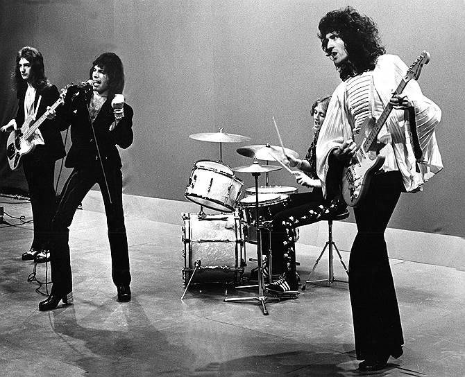 «Чем больше, тем лучше, и так во всем» В 1970 году группа Smile, где Фредди стал вокалистом, по его инициативе сменила название на Queen. В 1971 году, когда состав группы стал постоянным, певец решил нарисовать ее герб. По одной из версий, за основу был взят герб Великобритании, с латинской буквой Q, вокруг которой «вплетены» зодиакальные знаки членов Queen. В 1972 году Фредди решил сменить свою фамилию Булсара на творческий псевдоним «Меркьюри» (англ. Mercury — «Меркурий» и «Ртуть»)