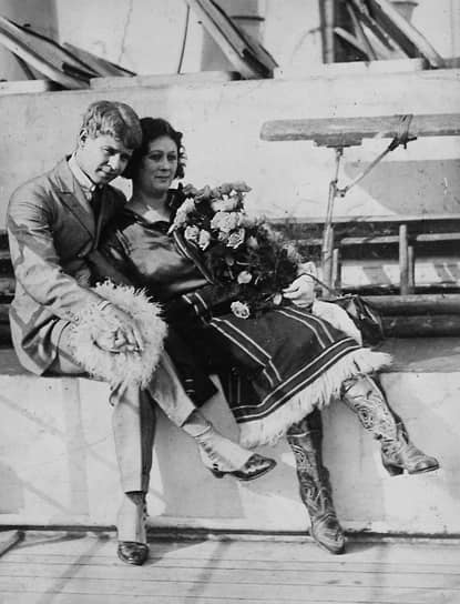 Поэт Сергей Есенин и танцовщица Айседора Дункан поженились в 1922 году, спустя всего полгода после знакомства. Возлюбленных разделяла 18-летняя разница в возрасте и языковой барьер, а их брак продлился чуть больше года. После расставания с Айседорой Есенин успел еще раз жениться и стать отцом, для Дункан же русский поэт так и остался единственным мужем