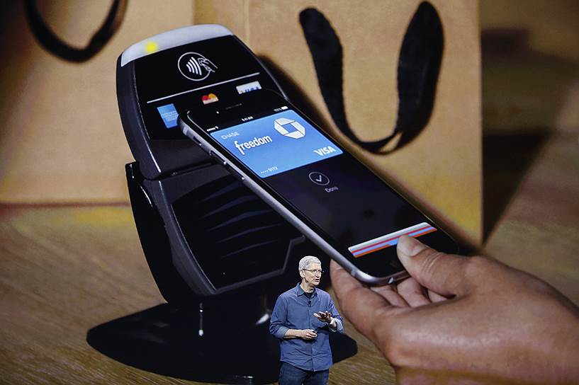 В iPhone будет впервые встроена технология NFC (near field communication), которая позволяет совершать бесконтактный платеж при помощи смартфона и соответствующего считывающего устройства на кассе 