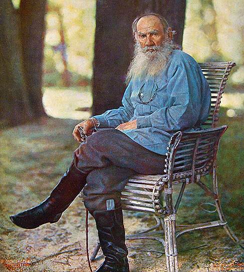 Лев Толстой умер 20 ноября 1910 года на станции Астапово, где оказался, уйдя из дома после ссоры с женой. В пути Толстой заболел воспалением легких. Его похороны 22 ноября в Ясной Поляне прошли не по православному обряду из-за его конфликта с церковью