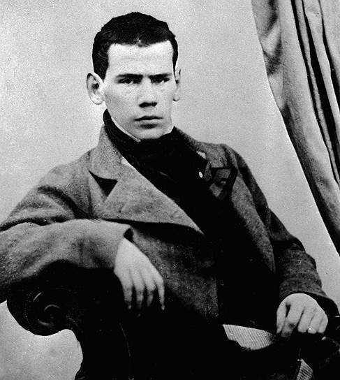 Лев Толстой родился 9 сентября 1828 года в дворянской семье Толстых, их род известен с 1351 года. В возрасте 16 лет он поступил в Казанский университет на отделение восточных языков философского факультета, затем перевелся на юридический факультет, где проучился неполных два года: занятия не вызывали у него интереса