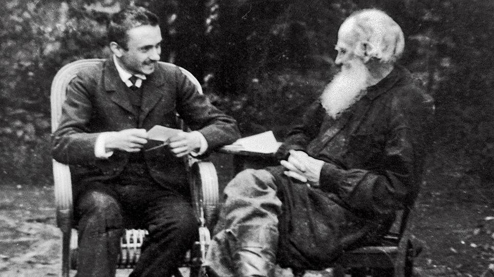 Лев Толстой был первым русским писателем, сделавшим частную жизнь достоянием общественности. В присутствии корреспондентов Толстой косит, пашет, обличает государство и церковь, кается в дворянском происхождении, выступает против смертной казни. В газетах тех лет было напечатано огромное число отчетов о посещении Толстым школ, психиатрических лечебниц и художественных выставок. Для писателя подобная деятельность была способом популяризации его учения На фото: Лев Толстой и секретарь Толстого Валентин Булгаков