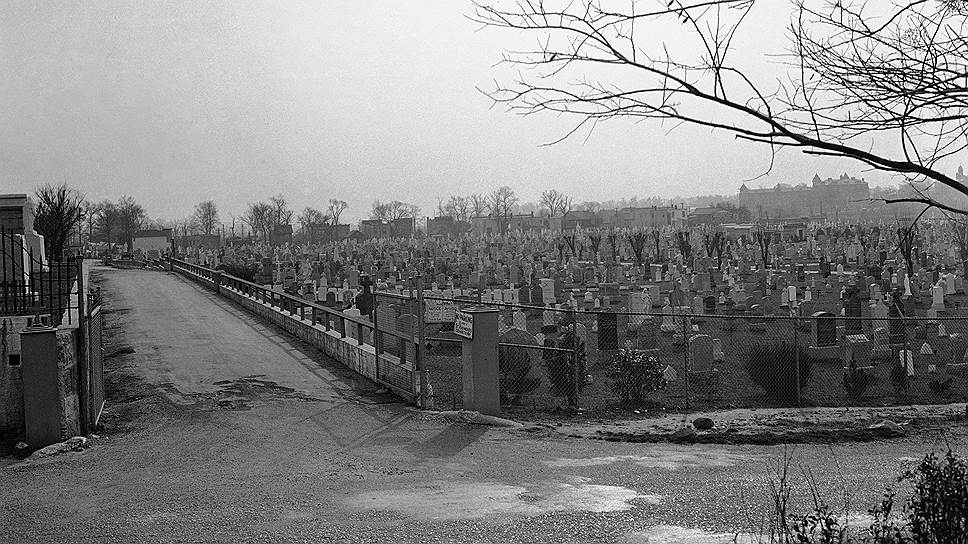 После этого 2 апреля 1932 года было решено передать деньги похитителям. Местом встречи было выбрано кладбище Св. Раймонда в  Бронксе (на фото). Передача денег сопровождалась некоторыми странностями. Например, Кондон почему-то заявил похитителю, что собрать необходимую сумму не удалось (хотя с Линдбергом об этом они не договаривались). Похититель в свою очередь охотно согласился забрать не $70 тыс., а $50 тыс.  Отдав деньги, Кондон получил конверт, в котором находилось письмо следующего содержания: «Мальчик находится на лодке "Нелли". Это небольшое суденышко длиной 28 футов. На лодке находятся два человека &mdash; обойдемся без имен. Корабль Вы найдете между пляжем Хорснек и мысом Хед, рядом с островом Элизабет». Естественно, ни лодки, ни сына Чарльз Линдберг так и не нашел 