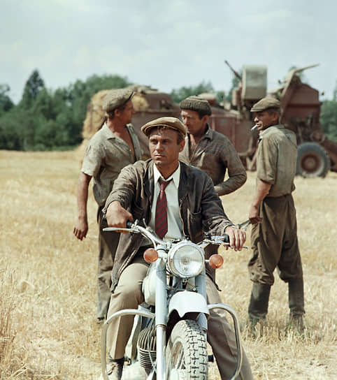 Приехав в Москву вновь, Владимир Меньшов поступил в Школу-студию МХАТ. После окончания учебы он был принят в труппу Ставропольского краевого драмтеатра имени Лермонтова. Проработав там, он решил, что хочет быть режиссером. В 1967 году Владимир Меньшов поступил на режиссерский курс ВГИКа к Михаилу Ромму сразу на второй курс. В 1970 году Меньшов стал соавтором сценария к комедии «Счастливый Кукушкин», где исполнил свою первую главную роль. За свою вторую роль в картине Алексея Сахарова «Человек на своем месте» (кадр на фото) актер удостоился первой премии на VI Всесоюзном кинофестивале в Алма-Ате