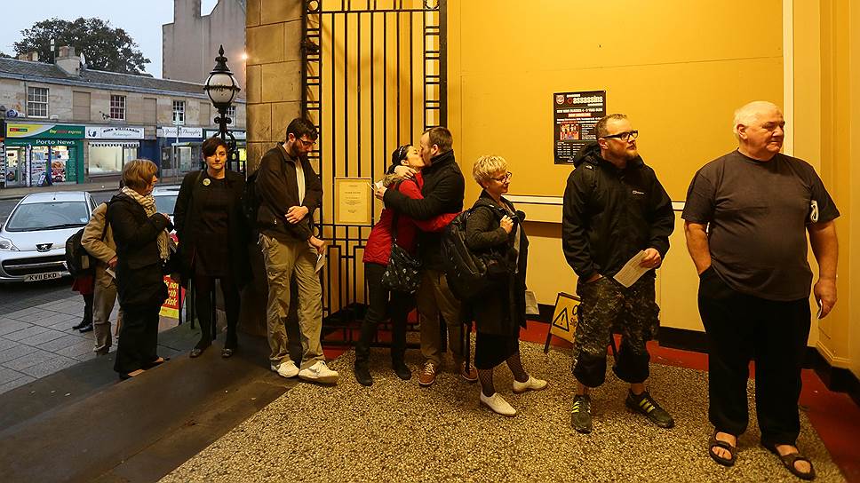 Английский парламент произвел в конце XVII века «Славную революцию» — выгнал короля Якова, подавил мятеж якобитов — его сторонников в Шотландии и убедил северных соседей объединиться. Акт о создании союзного королевства был заключен в 1707 году. Англия, Шотландия и Уэльс стали Великобританией. После раздела Ирландии в 1921 году к полному наименованию государства добавилась и Северная Ирландия 