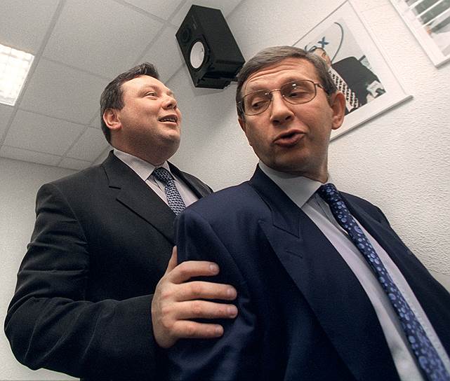 «Вообще, бизнес всегда должен быть лоялен власти, а не наоборот. Тот бизнес, который перестает быть лояльным власти, перестает быть бизнесом. В любой стране так. Сильный бизнес, который враждебен власти, как правило, заканчивается или сменой власти (что бывает гораздо реже), или сменой собственника этого бизнеса»  Вместе с главами Татарии и Башкирии мэр Москвы тогда создал блок «Отечество — Вся Россия», который позже вошел в «Единую Россию». Владимир Евтушенков не только финансировал блок, но и был включен в состав предвыборного штаба. После проигрыша ОВР блоку «Единство» и победы Владимира Путина на президентских выборах в 2000 году Владимир Евтушенков сохранил свои позиции. Он также способствовал объединению бывших конкурентов в партию «Единая Россия»  На фото с председателем совета директоров «Альфа-банка» Михаилом Фридманом 