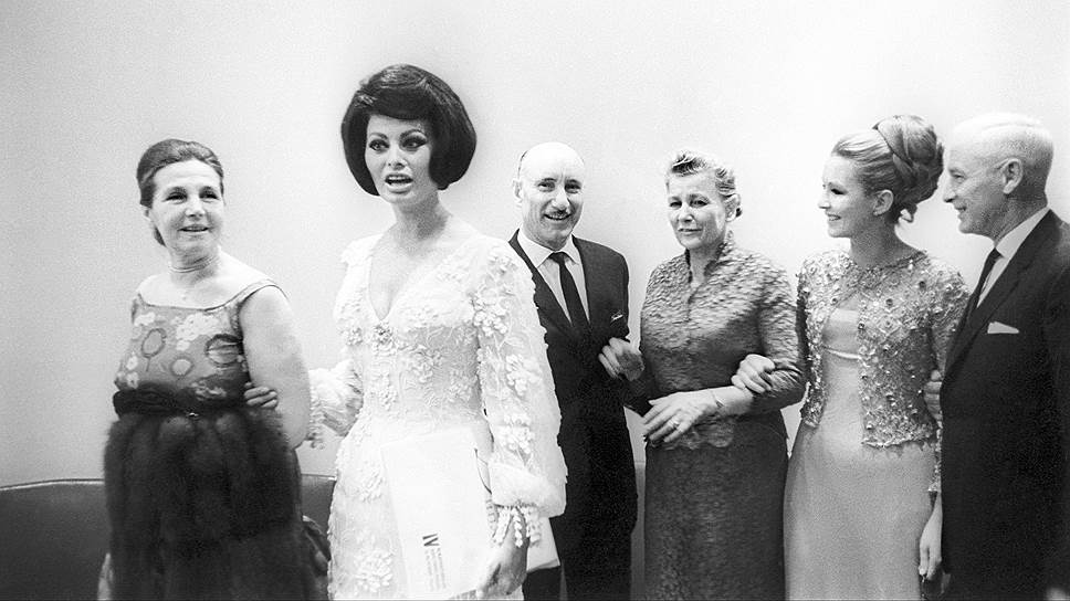 Слева направо: советская актриса Тамара Макарова, Софи Лорен, режиссер Сергей Герасимов, министр культуры СССР Екатерина Фурцева, французская актриса Марина Влади и кинорежиссер-оператор Ромен Ролан на IV Московском международном кинофестивале