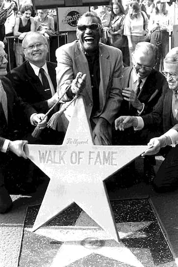 Первую Grammy Чарльз получил в 1960 году и при жизни повторил этот успех еще 11 раз. Пять его альбомов стали «золотыми» (продано более 500 тыс. экземпляров), а последний альбом, уже после смерти,— «платиновым» (1 млн экземпляров). В 1981 году на Аллее славы в Голливуде была открыта звезда артиста