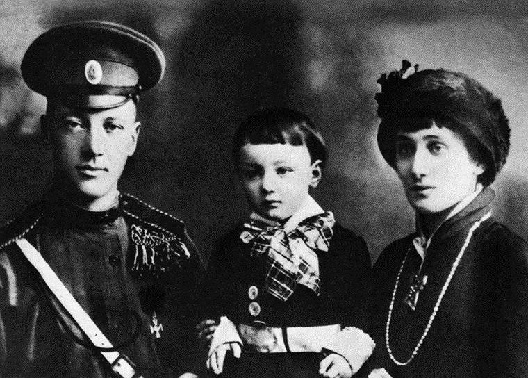 «История часто бывает несправедлива, особенно когда ее трактуют поэты» Лев Гумилев родился 1 октября 1912 года в семье поэтов Анны Ахматовой и Николая Гумилева. Родители передали его на воспитание бабушке, а в 1918 году развелись. Лев Гумилев остался с отцом, по выходным виделся с матерью. Тогда же увлекся историей, что впоследствии станет его профессией. В 1921 году Николая Гумилева расстреляли, Лев окончательно переехал к бабушке
