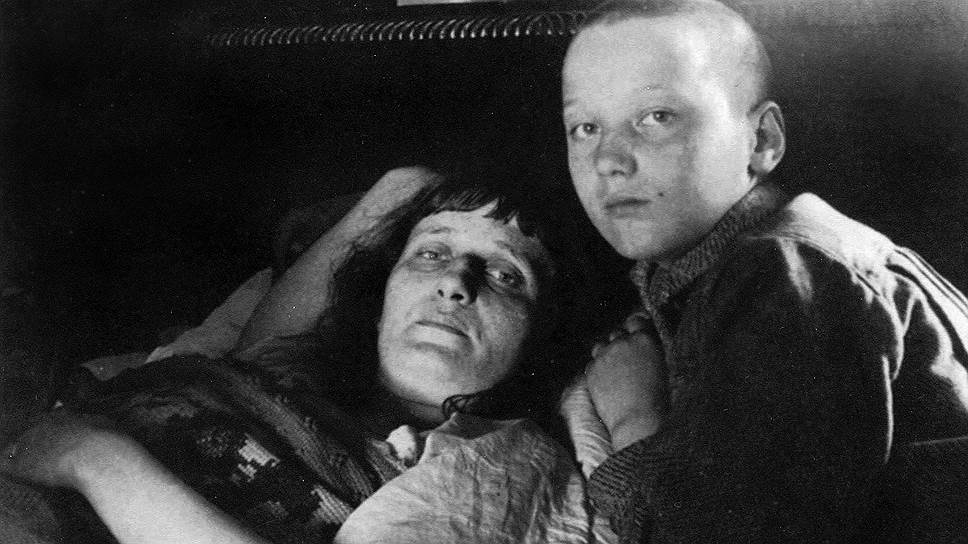 Лев Гумилев часто менял школы. Он был нелюдим, не играл с одноклассниками, а в одной из школ был лишен учебников как «сын контрреволюционера и классово чуждого элемента». Во время учебы проявились его литературные способности. Он стал писать для школьной газеты «Прогресс», за рассказ «Тайна морской глубины» был удостоен денежной премии школьного совета. Гумилев пробовал писать стихи, однако против этого увлечения была его мать