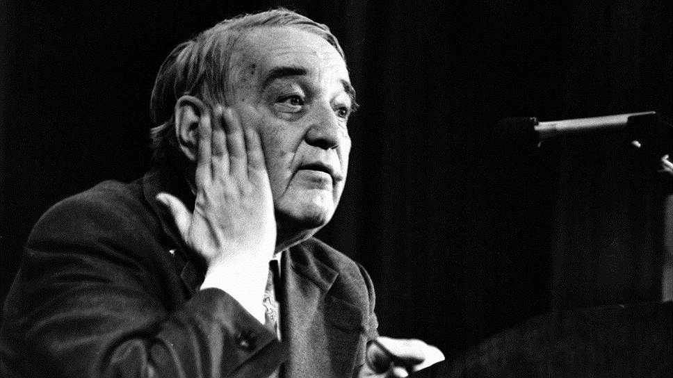23 мая 1992 года Гумилеву сделали неудачную операцию по удалению желчного пузыря — родные и друзья считали ее ненужной и вредной. До этого Гумилев перенес инсульт и с трудом восстановился. После операции у Льва Гумилева открылось кровотечение. Последние две недели жизни он провел в коме и умер 15 июня 1992 года