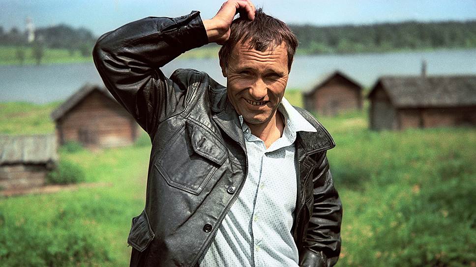 Василий Шукшин умер 2 октября 1974 года от сердечной недостаточности. Ему было 45 лет. Актера и писателя похоронили на Новодевичьем кладбище в Москве. Проститься с ним пришли тысячи человек, многие принесли с собой веточки калины. После смерти поползли слухи о том, что Шукшина отравили, однако подтверждения этой версии нет  