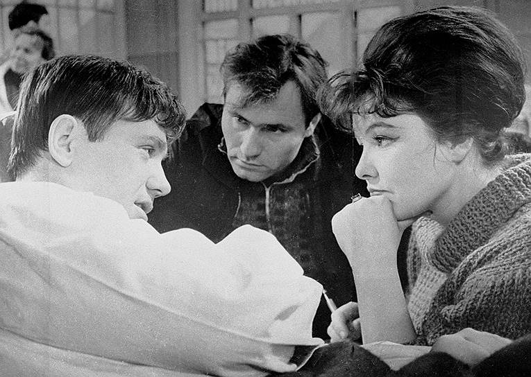Василий Шукшин окончил ВГИК в 1960 году. Несмотря на то что его дипломная работа не была замечена, актерская карьера складывалась успешно. Шукшин снялся в картинах «Золотой эшелон» (1959), «Простая история» (1960), «Когда деревья были большими», «Аленка», «Мишка, Серега и я» (все — 1962), «Мы, двое мужчин» (1963). Когда съемки последней картины закончились, Шукшин решил снимать свою. На основе собственных рассказов «Классный водитель» и «Гринька Малюгин» он написал сценарий к фильму «Живет такой парень», главную роль в которой исполнил однокурсник Шукшина Леонид Куравлев (на фото слева). Картина вышла в 1964 году и получила хорошие отклики, хотя сам режиссер не был доволен тем, что фильм называли комедией   