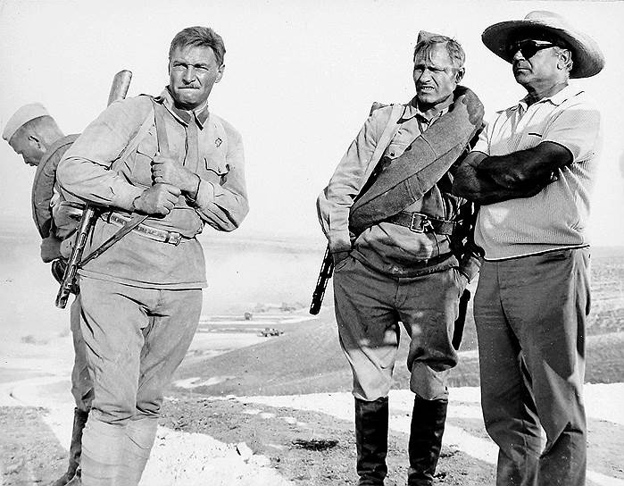 В 1974 году Василий Шукшин снимался в картине Бондарчука «Они сражались за Родину» (кадр на фото). Съемки уже подходили к концу, когда 2 октября Шукшину внезапно стало плохо, болело сердце. Он выпил лекарство и лег спасть, но уже не проснулся 