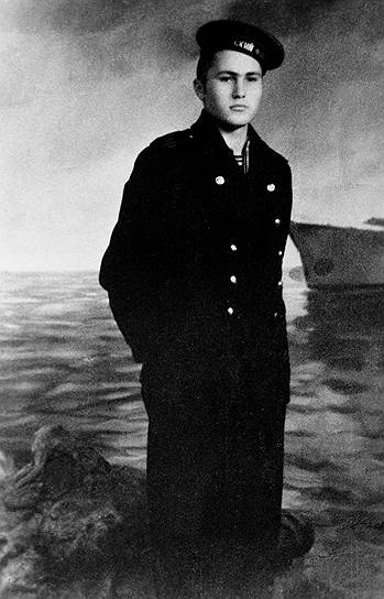 Василий Шукшин родился 25 июля 1929 года в селе Сростки Бийского района Алтайского края в семье крестьян-середняков. С началом коллективизации его отец и мать вступили в колхоз, но в 1933 году отца арестовали. Скоро мать мальчика повторно вышла замуж за односельчанина. Когда он погиб на войне, главным кормильцем в семье стал 13-летний Василий Шукшин. В 1950 году он начал службу на флоте, а через три года у Шукшина обнаружилась язвенная болезнь, из-за чего он был комиссован 