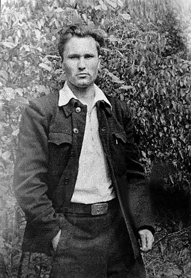 Вернувшись из армии в 1953 году, Василий Шукшин женился на односельчанке Марии Шумской. Окончив экстерном десять классов, работал учителем и директором в местной школе, затем поступил в автомобильный техникум. Однако все это было неинтересно Шукшину, и он уехал покорять Москву. Приехав в столицу, Шукшин решил поступать на режиссерский факультет ВГИКа, но взять его решился только Михаил Ромм. Остальные боялись Шукшина, так как он совершенно не понимал, что можно говорить, а что нельзя. В 1957 году Шукшин развелся с женой 