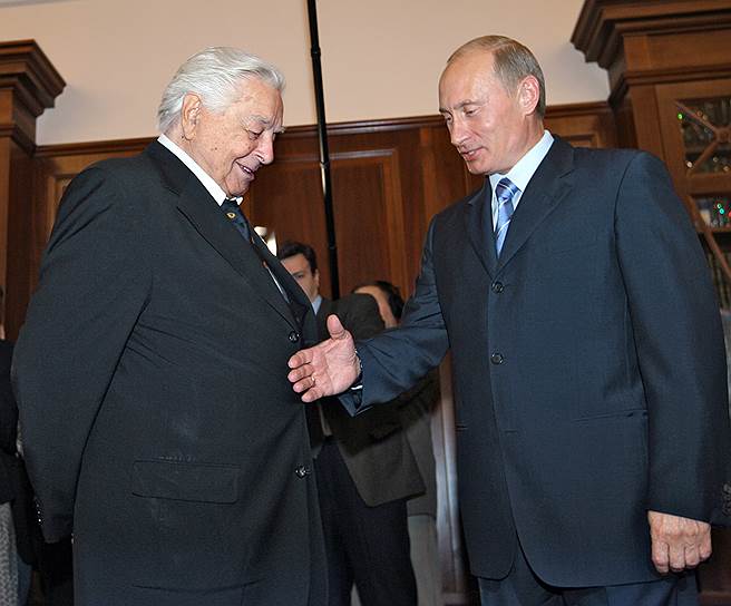 В 2011 году президент России Владимир Путин наградил Юрия Любимова орденом «За заслуги перед Отечеством» 