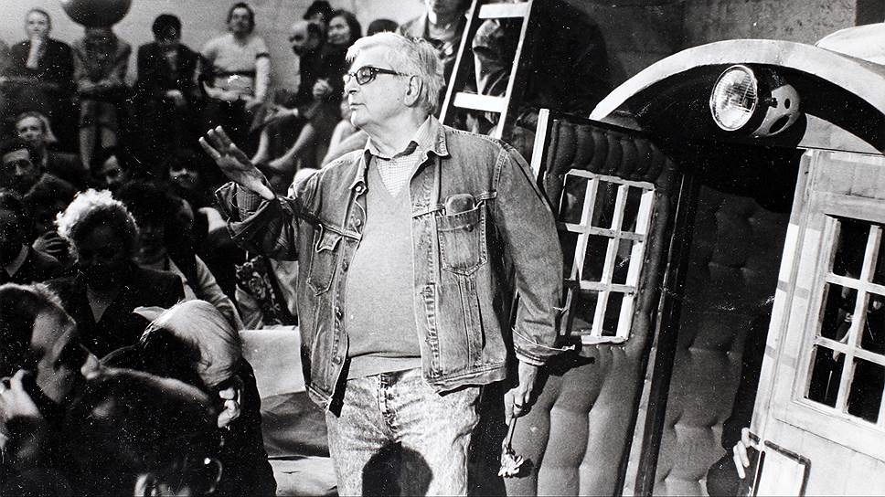 Обычно Юрий Любимов во время спектакля сидел в зале, делая подсказки своим актерам  