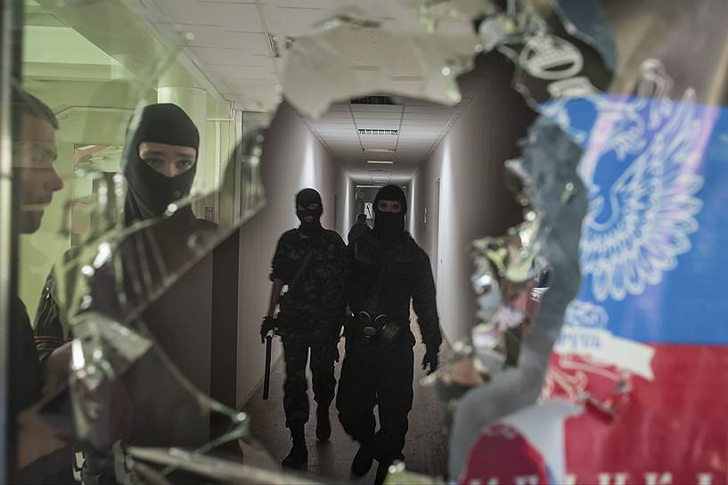 В Мариуполе силы самообороны попытались захватить часть внутренних войск. 3 человека погибли, как минимум 13 были ранены