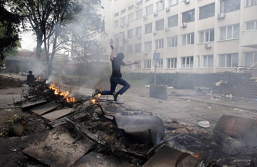 9 мая 2014 года. В рамках спецоперации в Мариуполе уничтожено здание горуправления. 9 человек погибли, 42 получили ранения