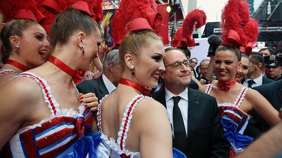 Ежедневно «Мулен Руж» показывает ревю «Феерия», которое идет с 2000 года. Шоу поставили Дорис Хог и Ружеро Ангелетти, один из самых известных в мире режиссеров эстрадных спектаклей. В программе задействованы более ста артистов из разных стран. Кабаре работает без выходных, чего власти не могут добиться от других достопримечательностей города — Лувра и Версаля ввиду действий их профсоюзов На фото: бывший президент Франции Франсуа Олланд и артистки «Мулен Руж»