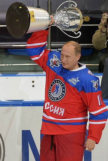 В 2015 году Владимир Путин решил отпраздновать свой день рождения на хоккейной площадке в Сочи, где сыграл со знаменитыми хоккеистами-ветеранами и забросил семь шайб. После окончания матча хоккеисты поздравили президента, а глава Федерации хоккея России Владислав Третьяк вручил ему высшую награду организации — орден «За верность и любовь к хоккею», а глава Ночной хоккейной лиги Александр Якушев вручил президенту как капитану команды кубок победителя гала-матча открытия нового сезона Лиги