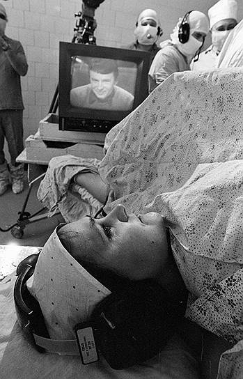 «Не просите, ибо просите мало! Вы просите избавить от грыжи, а у вас опухоль. Человечество — это монстр, у которого миллионы глаз, ртов, носов и всего несколько голов», — начинал сеанс Кашпировский. Самым известным эпизодом в карьере «целителя» стала операция на брюшной полости Любови Грабовской, которая была проведена по телемосту. Кашпировский проводил обезболивание во время операции по удалению опухоли молочной железы. Затем подобная практика была применена еще к двум пациенткам