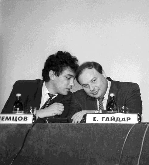 17 марта 1997 года Немцов принял предложение Ельцина стать первым вице-премьером федерального правительства. Часть избирателей восприняли отъезд Немцова как предательство: губернатор до последнего клялся, что останется в Нижнем. Преемника он не вырастил — местные политики годами оставались в тени немцовской славы На фото премьером Егором Гайдаром, 1993 год