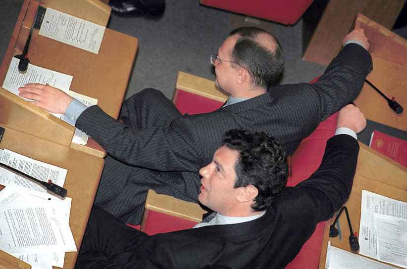 В апреле 1998 года Сергей Кириенко (на фото) возглавил правительство, а уже в августе Борис Ельцин отправил правительство Сергея Кириенко в отставку. В качестве возможных преемников рассматривали мэра Москвы Юрия Лужкова и председателя Совета федерации Егора Строева, но в итоге и.о. премьера стал Виктор Черномырдин. На следующий день Борис Немцов и Анатолий Чубайс покинули правительство. Однако этот пост господин Черномырдин занимал недолго — 11 сентября 1998 года должность председателя российского правительства занял Евгений Примаков