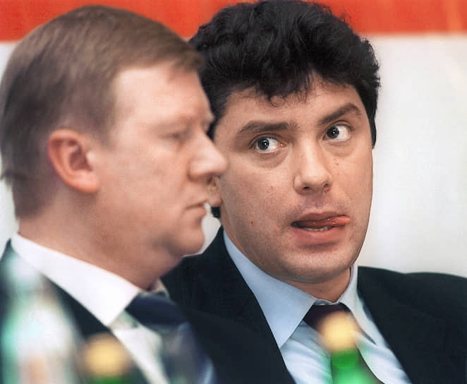 В 1997 году, по данным фонда «Общественное мнение», в качестве кандидата на пост президента России за Бориса Немцова готовы были проголосовать 29% россиян. В январе 1998 года премьер-министр Виктор Черномырдин сузил полномочия вице-премьеров-«младореформаторов». У Анатолия Чубайса (на фото) отобрали финансовую сферу, а у Бориса Немцова — большую часть полномочий в области ТЭК