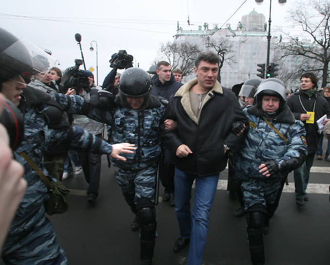 С призывом к Западу ввести санкции в отношении ряда граждан России Борис Немцов выступал еще в 2010 году. Идея их, как он пояснял “Ъ”, заключалась в том, чтобы «страну не трогать, а негодяев наказывать». Борис Немцов предложил также принять пакт о поддержке демократии в России, суть его была в том, чтобы вводить санкции не против страны, а против отдельных лиц: «Америка привыкла жить в режиме санкций против стран, а режим санкций против отдельных чиновников — такого у них еще не было»