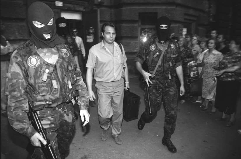Сам же Сергей Мавроди опять оказался под следствием. В начале августа 1994 года департамент налоговой полиции инкриминировал ему сокрытие налогов, после чего в квартиру главы МММ на Комсомольском проспекте с обыском нагрянули оперативники. Обыск был проведен и в офисе компании на Варшавском шоссе, 26. А вскоре Сергей Мавроди попал за решетку. Его вместе с братом Вячеславом (на фото) доставили на допрос в налоговую полицию, и оттуда глава МММ был препровожден в СИЗО «Матросская Тишина». Появились данные, что он может скрыться от следствия
