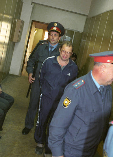В сентябре 1997 года арбитражный суд Москвы признал банкротом АО МММ. Этого добились несколько вкладчиков — владельцев неоплаченных Сергеем Мавроди билетов и акций. Всего в 1990-х от его деятельности пострадали около 15 млн человек, а размер ущерба оценивался в $1,2. Сергей Мавроди ударился в бега и был арестован только в 2003 году. Ему было предъявлено обвинение по ч.4 ст.159 УК РФ («Мошенничество в особо крупных размерах»)