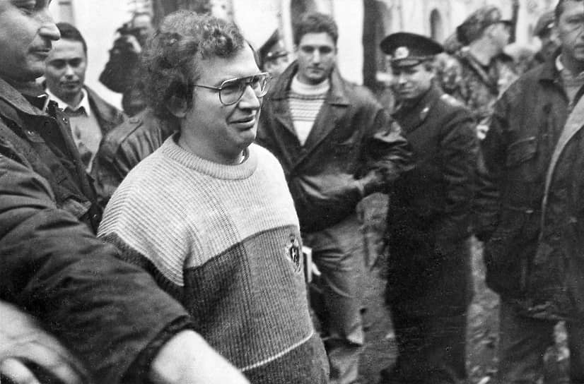 В это же время глава МММ зарегистрировался кандидатом в депутаты Госдумы от Мытищинского территориального округа №109. Никакой вразумительной политической программы у Сергея Мавроди не было, а все предвыборные обещания сводились к одному: изберете депутатом — верну деньги. Параллельно его адвокаты завалили суды жалобами о незаконности ареста. В октябре 1994 года Преображенский суд изменил руководителю МММ меру пресечения на подписку о невыезде. А спустя три недели Сергей Мавроди выиграл выборы и стал недосягаем для следствия. Впрочем, платить вкладчикам он не начал и даже попытался раскрутить новую пирамиду, с акциями МММ
