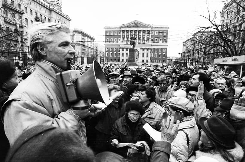 Лишь часть средств вкладчиков передавалась в уставные капиталы различных коммерческих структур. Деньги МММ, как правило, не возвращались. Больше всего средств уходило на рекламу, выпуск акций и билетов МММ. Крупные суммы переводились в иностранные банки. Всего этого в связи с полной финансовой закрытостью МММ вкладчики не знали, веря в надежность и эффективность компании. А если даже и не совсем верили, то просто не видели другого способа уберечь свои сбережения от инфляции. Были и такие, кто трезво оценивал ситуацию и рассматривал бумаги МММ как рискованный финансовый инструмент, дающий возможность, но не гарантию быстрого обогащения
