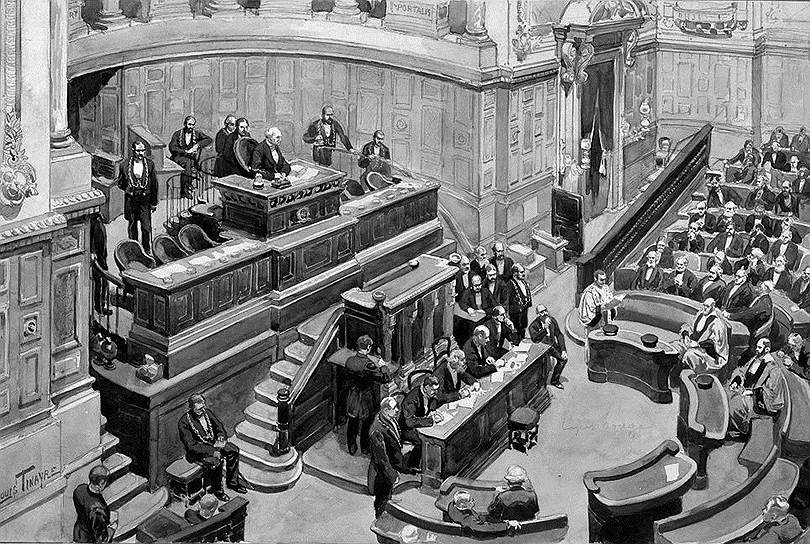 Суд начался в Париже в декабре 1894 года и проходил в закрытом режиме. На виновности Дрейфуса, несмотря на недостаточность улик, настаивали начальник генерального штаба генерал Буадеффр, его помощник генерал Гонз, Пати де Клам, Анри и другие. Так как судьи не торопились с приговором, а ведомство стремилось как можно быстрее скрыть пропажу документов, с согласия военного министра был изготовлен фальшивый документ — записка, якобы написанная германским послом и изобличавшая Дрейфуса в сотрудничестве с немцами. Дрейфус был разжалован и сослан на Чертов остров у берегов Французской Гвианы