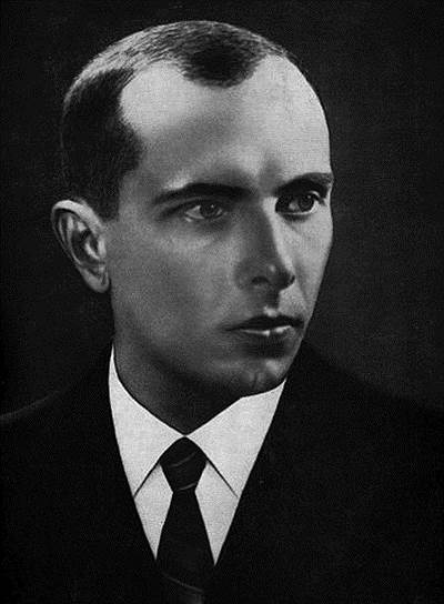 В 1932 году на Украине начался массовый голод («голодомор»). Тогда ОУН под руководством Бандеры организовала ряд акций протеста в поддержку голодающих, был развернут фронт против просоветской Коммунистической партии Западной Украины. Ее влияние на западе Украины уменьшилось. 3 июня 1933 года было принято решение о покушении на советского консула во Львове. Операцией руководил лично Бандера. Однако покушение было сорвано, исполнитель Николай Лемик был осужден и приговорен к пожизненному заключению. Следующей акцией организации стал подрыв здания редакции газеты «Праця». Однако Бандера был недоволен работой организации. Для ее улучшения было решено перестроить ОУН в боевую реферантуру. В 24 года Бандера стал руководителей боевых отрядов ОУН  