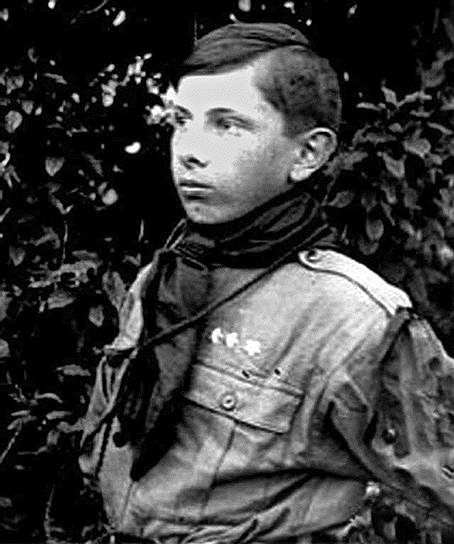 Степан Бандера родился 1 января 1909 года в галицком селе Старый Угринов в семье греко-католического священника Андрея Бандеры. Он был украинским патриотом, в семье постоянно разговаривали о политике и культуре, сам занимался обучением детей, дома была большая библиотека, часто приезжали гости, среди них — Павел Глодзинский (один из основателей крупных украинских хозяйственных организаций «Маслосоюз» и «Сельский господарь»), Ярослав Веселовский (посол в Венском парламенте), скульптор Михаил Гаврилко. Все они оказали большое влияние на Степана Бандеру  