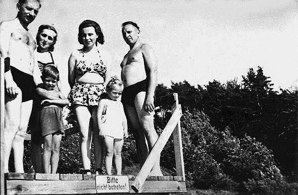 2 июля 1936 года Бандеру доставили в тюрьму в доме №37 по улице Раковецкого в Варшаве. Именно будучи заключенным, Бандера пришел к выводу, что ОУН не хватает революционности. Тогда же организация начала разрабатывать план побега Степана Бандеры из тюрьмы. План не был осуществлен. Бандеру перевели в Брест. 13 сентября 1939 года, через несколько дней после нападения Германии на Польшу, тюремная администрация покинула город, и вскоре Бандера наряду с остальными украинскими националистами—узниками Брестской крепости вышел на свободу. Выйдя на свободу, Бандера принял решение о создании сети ОУН на всей территории УССР и дальнейшей революционной борьбе против советских властей на Украине. Тогда же в рядах ОУН наметился раскол из-за методов борьбы, которые отстаивал Бандера. Он считал необходимым рассчитывать в первую очередь на собственные силы, поскольку в независимости Украины, по его убеждению, не был заинтересован никто. Возможный союз с Германией он и его сторонники рассматривали исключительно как временный. Разделение ОУН стало неизбежным   На фото Степан Бандера (первый слева) с детьми 