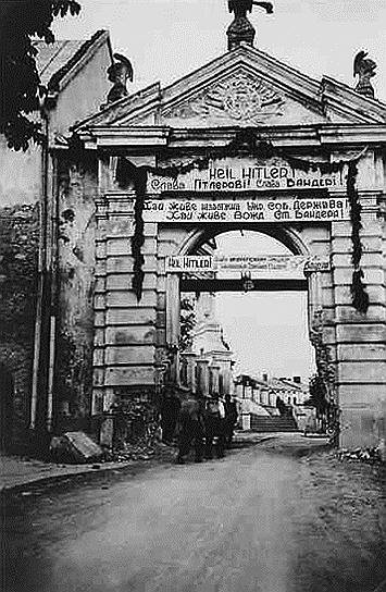 Летом 1941 года Бандера призвал «украинский народ помогать всюду немецкой армии разбивать Москву и большевизм», однако Гитлер не поддержал идею украинского государства. 5 июля немецкие власти пригласили Степана Бандеру якобы на переговоры по делу о невмешательстве Германии в суверенные права Украинской державы, но по прибытии на место встречи арестовали. От него потребовали отказаться от «Акта возрождения Украинского государства». После упомянутых событий Бандера  был арестован и полтора года содержался в немецкой полицейской тюрьме в Кракове и только затем был переведен в Заксенхаузен 