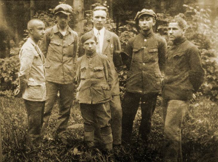 В 1919 году Степан Бандера (на фото в центре на первом плане) поступил в гимназию в городе Стрый. Гимназия славилась частыми стычками между поляками и украинцами, так как польские власти города стремились внедрить в среду учащихся там детей «польский дух». Бандера наблюдал за конфликтом со стороны. Из-за крайней нужды он был вынужден давать платные уроки другим ученикам. Спустя несколько лет Бандера вступил в подпольную националистическую организацию школьников и стал членом украинского скаутского объединения «Пласт». В 1925 году он стал одним из лидеров Организации старших классов украинских гимназий (ОСКУГ) 