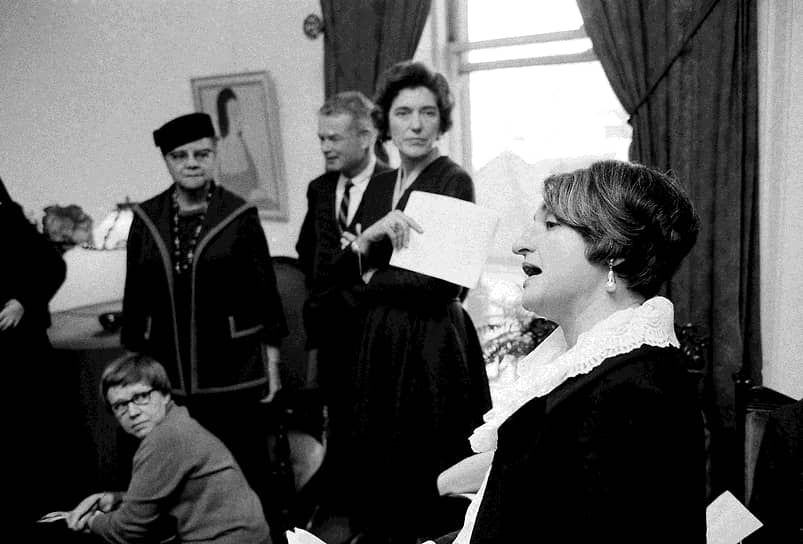 К началу 1970-х в США стихийно сформировались женские партии и движения. В дискуссионных «группах по развитию сознания» обсуждались все формы дискриминации по признаку пола: неравная оплата, неравномерное разделение семейных обязанностей, насилие над женщиной в семье и на улице, унижающие женщину порнография, индустрия «сексуальных услуг» и конкурсы красоты, отсутствие инструментов влияния на внутреннюю и внешнюю политику государства и т. п.