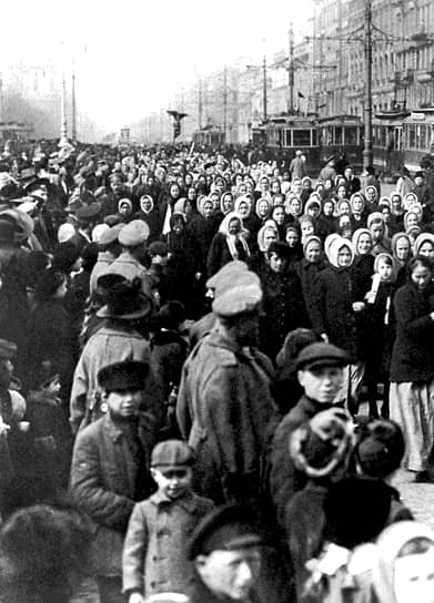 19 марта 1917 года в Петрограде под лозунгами «Свободная женщина в свободной России!», «Без участия женщин избирательное право не всеобщее!», «Место женщины в Учредительном собрании!» прошла 40-тысячная демонстрация женщин. Через месяц Временное правительство приняло постановление «О производстве выборов гласных городских дум, об участковых городских управлениях», согласно которому избирательными правами наделялись все граждане, достигшие 20 лет, без различия пола, национальности и вероисповедания