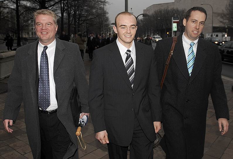 Один из бывших сотрудников Blackwater Николас Слаттен (в центре) 