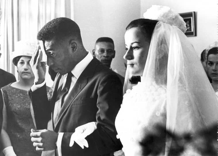 Впервые Пеле женился в 1966 году на Розмари дос Рейс Шолби. Пара прожила вместе до 1982 года. За это время у них родились трое детей: Келли Кристина (1967), Эдсона (1970) и Женнифер (1978)
