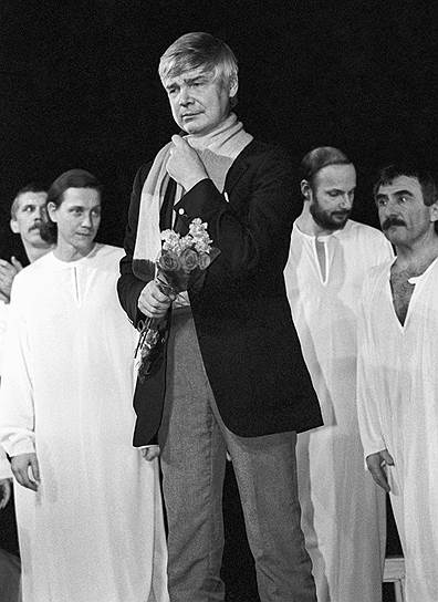 «А веселиться я не люблю. Я человек бесшалостный» Венедикт Ерофеев начал писать еще в 17-летнем возрасте. Его тогдашние «Записки психопата» были утеряны и опубликованы только в 1995 году. Кроме того, он писал для театра. В Московском драматическом театре на Малой Бронной была поставлена его пьеса «Вальпургиева ночь, или Шаги командора» (на фото премьера спектакля)