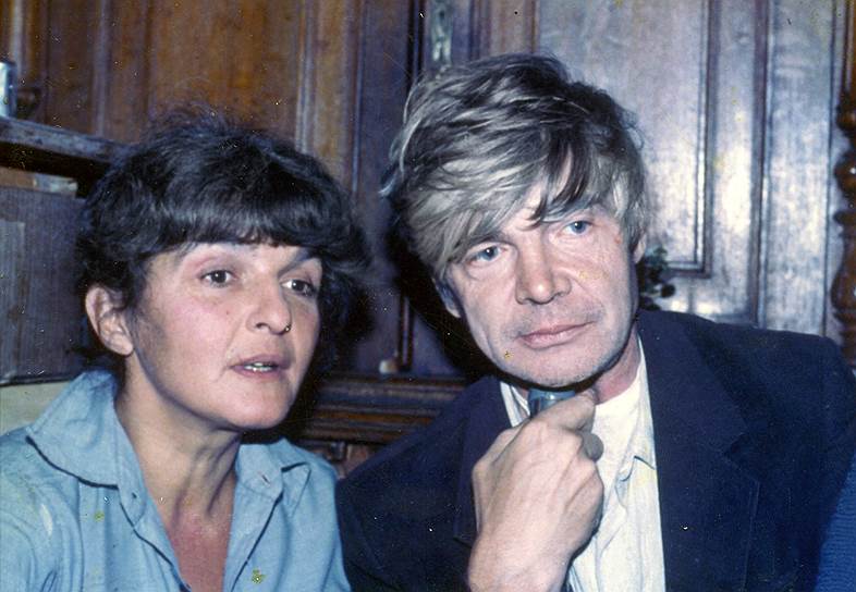 С 1985 года Венедикт Ерофеев страдал раком горла. Его прооперировали, но говорить он мог теперь только при помощи голосообразующего аппарата. Кроме того, многие из его друзей перестали с ним общаться. Об этом в интервью «Ъ» вспоминала Наталья Шмелькова (на фото): «Он мне даже признался, что у него есть список людей, которые перестали после операции приходить к нему. Видимо, кто-то боялся заразиться. Кому-то психологически было тяжело — он же говорил в микрофон совершенно космическим голосом. Сразу всем нужным он оказался в 1989 году, когда в альманахе “Весть" опубликовали поэму "Москва — Петушки". После этого его каждый день атаковало множество людей — журналистов, издателей, просто восторженных почитателей»