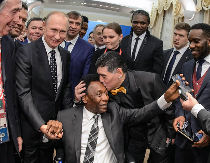 «Все это практика» Пеле — автор не одного футбольного рекорда. Ему принадлежит 1281 забитый мяч в 1363 матчах. В профессиональный футбол он играл 21 год. На его счету 32 выигранных чемпионата, из которых три — мировые. Футболист — автор 90 хет-триков, более 30 раз он забивал по четыре мяча за матч, в четырех матчах — по пять, а в 1964 году он забил восемь голов в ворота бразильского клуба «Ботафога» На фото: президент России Владимир Путин, Пеле и аргентинский футболист Диего Марадона